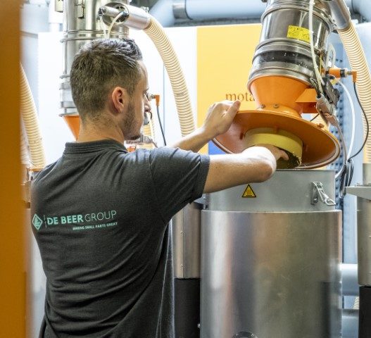 Medewerker werkt met een machine voor duurzame productie van bio-plastics bij De Beer Group