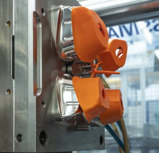 Moderne machine voor de productie van thermoplastische rubbers (TPE) en zacht PVC bij De Beer Group